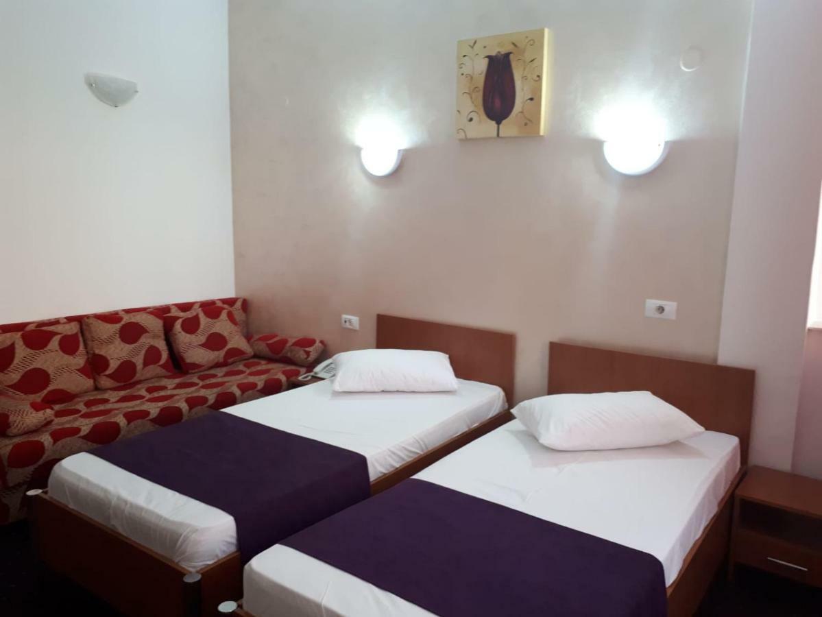 Hotel Flormang Craiova Exterior foto